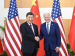 El presidente chino, Xi Jinping, saluda a su hom&oacute;logo estadounidense, Joe Biden.