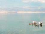 Personas flotando en el Mar Muerto.
