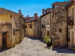 Calle y casas antiguas hechas de piedra medieval en el pueblo de Pedraza, en Segovia
