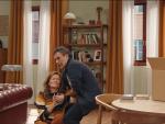 La actriz Cristina Genebat y el actor Julio Manrique simulan un ataque al coraz&oacute;n de ella durante la emisi&oacute;n de un directo de TV3.