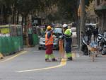 Operarios trabajando en las obras de la Superilla de Consell de Cent a la altura de la calle Villarroel, este jueves.