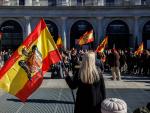 Varias personas, con banderas de España con el águila de San Juan, asisten a un acto organizado por el Movimiento Católico español (MCE) en memoria de Francisco Franco y José Antonio Primo de Rivera, en la Plaza de Oriente de Madrid, a 20 de noviembre de 2022.