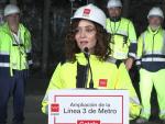 La presidenta de la Comunidad de Madrid, Isabel D&iacute;az Ayuso, en una visita a las obras de prolongaci&oacute;n de la l&iacute;nea 3 de Metro.