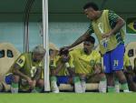 Neymar llora en el banquillo tras ser sustituido ante Serbia.