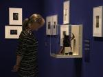 Una mujer observa la c&aacute;mara fotogr&aacute;fica de Mey Rahola, que se expone junto a su obra en el Museu Nacional d'Art de Catalunya (MNAC).