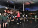 Un grupo de escolares visita la exposici&oacute;n 'Dinosaurs Live' en Sevilla.
