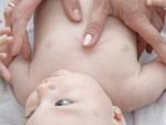 Imagen de recurso de un beb&eacute; en la consulta del pediatra.