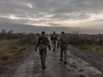 Soldados ucranianos patrullan el 24 de noviembre de 2022 en Chornobaivka, a las afueras de Jers&oacute;n, en el sur de Ucrania, tras la retirada de las tropas rusas.