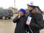 Kryl Lybov llora mientras presta testimonio a una voluntaria de West Support en Kyselivka.