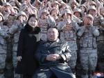 Kim Jong-un y su hija, posando junto a un nutrido grupo de militares.