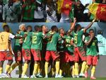 La selecci&oacute;n camerunesa celebra un gol ante Serbia.