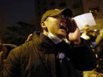 Manifestantes protestan en Pek&iacute;n contra las pol&iacute;ticas restrictivas contra la covid-19 mantenidas por el Gobierno chino, el 27 de noviembre de 2022.
