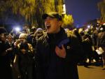 Un manifestante grita durante una protesta en Pek&iacute;n, China.