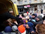 Voluntarios distribuyen ayuda humanitaria a la poblaci&oacute;n en la ciudad de Izium, en la regi&oacute;n ucraniana de J&aacute;rkov.