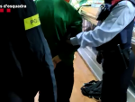 Desarticulan en Barcelona una organización criminal que ocupaba pisos con menores de edad para evitar el desalojo