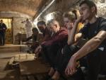 Trabajadores de un restaurante permanecen en un refugio tras sonar las alarmas antia&eacute;reas en la ciudad ucraniana de Uzhhorod, el 7 de mayo de 2022.