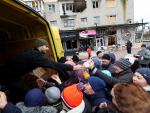 Voluntarios distribuyen ayuda humanitaria en Izium, en la regi&oacute;n ucraniana de J&aacute;rkov.