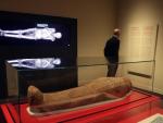 Una de las seis momias del Antiguo Egipto que se exponen en CaixaForum Barcelona.