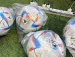Los balones oficiales del Mundial cargándose antes de un partido