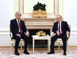 El presidente de Rusia, Vlad&iacute;mir Putin, en una reuni&oacute;n con su hom&oacute;logo kazajo, Kassym-Jomart Tokayev.