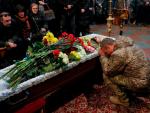Un soldado ucraniano, durante el funeral de un compa&ntilde;ero muerto en combate, en Kiev, Ucrania.