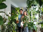 Mariya y Wilson, posan junto a sus plantas en su vivienda.