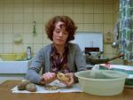 Jeanne Dielman (Delphine Seyrig) pela patatas sin saber que tambi&eacute;n est&aacute; haciendo historia