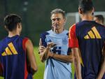 Luis Enrique charla con los jugadores durante el &uacute;ltimo entrenamiento de Espa&ntilde;a.
