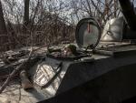 Un soldado ucraniano asoma por la trampilla de un tanque en el Donetsk.