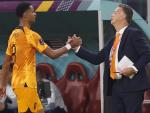 Van Gaal saluda a Gakpo tras su cambio en el partido de octavos de final del Mundial ante EE UU.