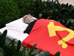 El cuerpo de Jiang Zemin cubierto con la bandera del Partido Comunista de China