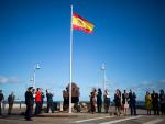 El presidente de Melilla iza la bandera de Espa&ntilde;a acompa&ntilde;ado de los miembros del Gobierno