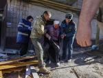 Un herido tras el impacto de un cohete contra un edificio residencial en Donetsk.