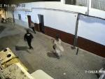 Imagen de uno de los agentes corriendo hacia donde yac&iacute;a la ni&ntilde;a accidentada.