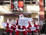 Activistas vestidos de Pap&aacute; Noel reclaman opciones veganas para KFC Jap&oacute;n
