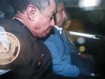 El destituido presidente de Per&uacute; Pedro Castillo sale detenido en un veh&iacute;culo policial de la Prefectura de Lima.