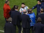 El momento en el que Leo Messi se acerca a Louis Van Gaal tras el partido.