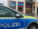 Un coche de polic&iacute;a frente al centro comercial Altmarkt-Galerie en Dresde, Alemania, tras una toma de rehenes.