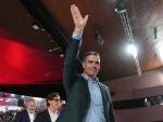 El presidente del Gobierno y secretario general del PSOE, Pedro Sánchez, saluda a su llegada a un acto de apoyo al candidato socialista Jaume Collboni en Barcelona.