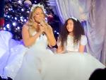 Mariah Carey y su hija Monroe, cantando juntas en un espect&aacute;culo navide&ntilde;o.