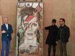Luis P&eacute;rez, director del Centre del Carme Cultura Contempor&agrave;nia (CCCC) de Val&egrave;ncia (izda) ha dado la bienvenida al grafiti indultado David Bowie de Jes&uacute;s Arr&uacute;e (a la dcha del grafti).
