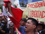 Cientos de personas piden la liberaci&oacute;n de Pedro Castillo en los exteriores de la base de la Polic&iacute;a en Lima donde se encuentra recluido el expresidente peruano.