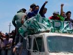 Seguidores del destituido presidente peruano Pedro Castillo se suman al bloqueo de la carretera Panamericana en Ica, Per&uacute;, en protesta por la detenci&oacute;n del exmandatario.