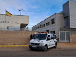 Imágenes de la llegada de servicios funerarios al cuartel de Quintanar del Rey tras el suceso.