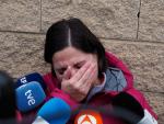 Lucía Muñoz, prima hermana del padre de las niñas, llora al hacer declaraciones a los medios.