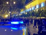 Una agente de la Polic&iacute;a Local de Sevilla controla la afluencia de gente en el centro durante las fiestas.