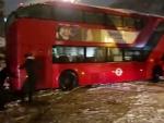 La uni&oacute;n hace la fuerza: un grupo de londinenses logra hacer arrancar un autob&uacute;s que se hab&iacute;a quedado atascado por la nieve
