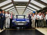 Volker Germann, CEO de Audi Bruselas, posa con el primer Audi Q8 e-tron y parte del equipo t&eacute;cnico que lo ha producido.