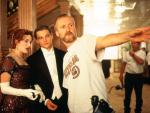James Cameron dirigiendo a Leonardo DiCaprio y Kate Winslet en el set de 'Titanic'