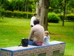 Unos padres con sus hijos en el Parque de María Luisa de Sevilla.